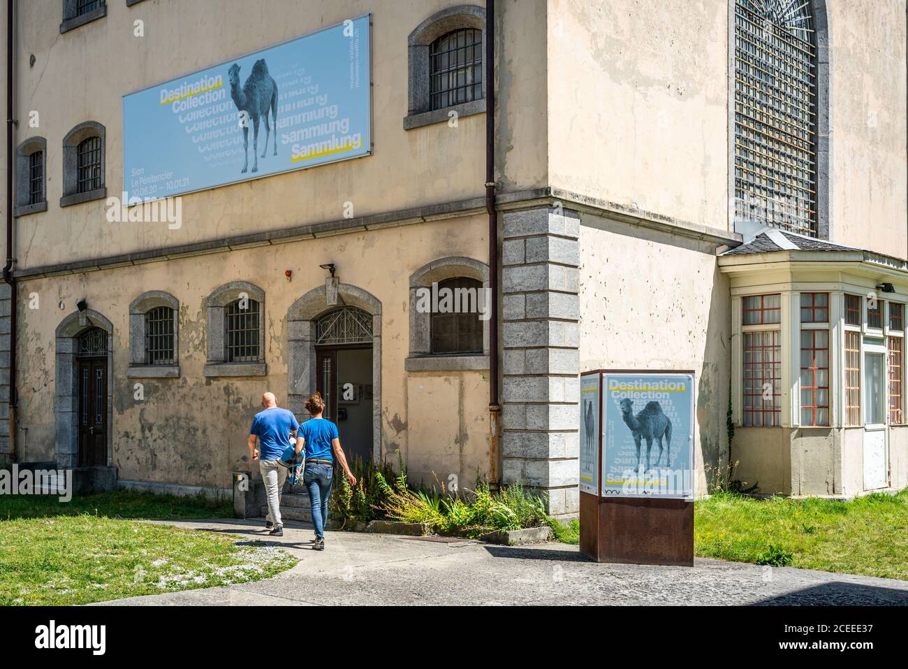 Sion Schweiz , 3. Juli 2020 : Eingang und zwei Personen gehen in Le Penitencier Museum ein ehemaliges Zuchthaus wurde in ein Ausstellungszentrum i verwandelt Stockfoto