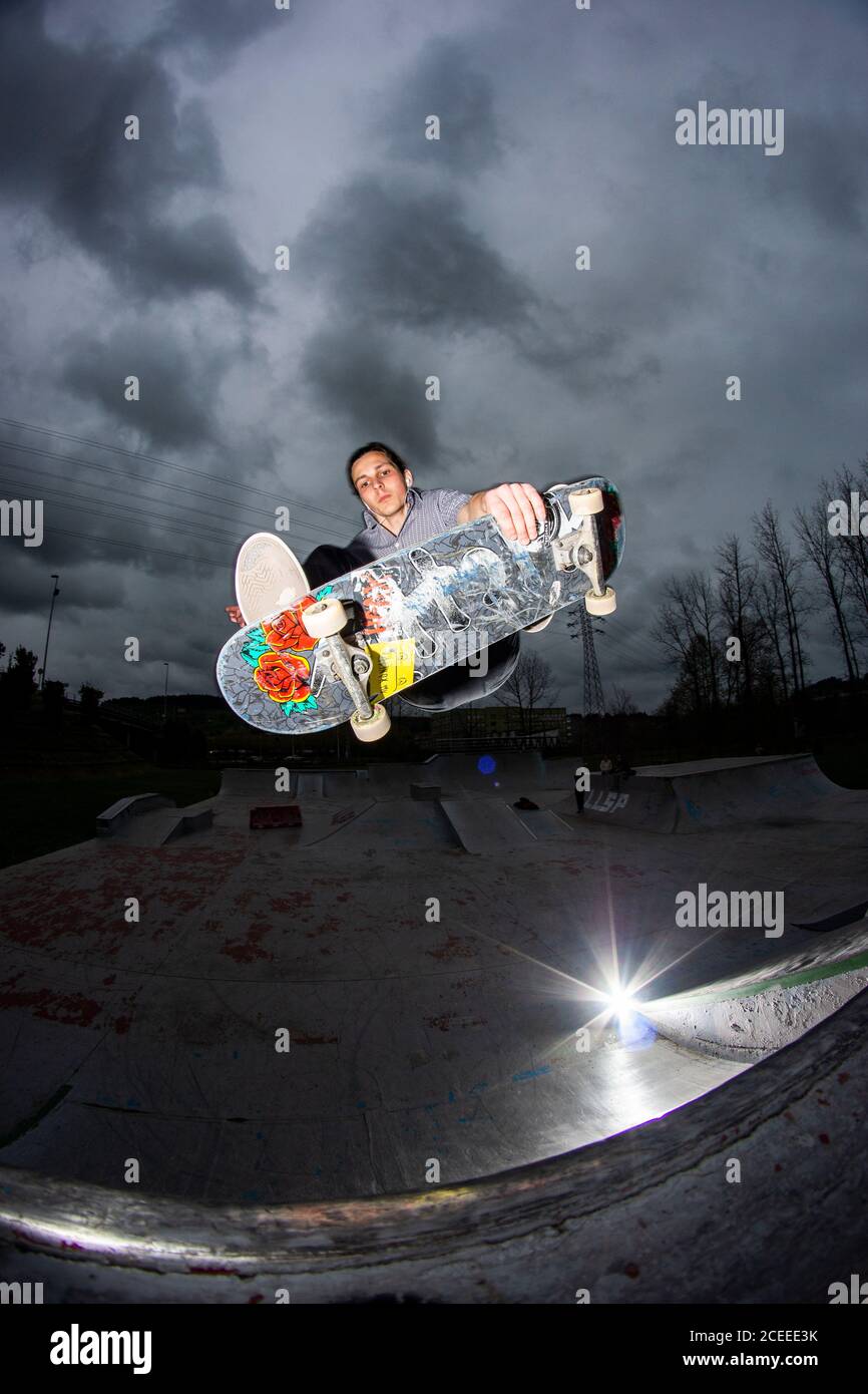 Agus sprengt einen Indy-Schnapp an der Vorderseite im La Lechera Skatepark In Torrelavega Stockfoto