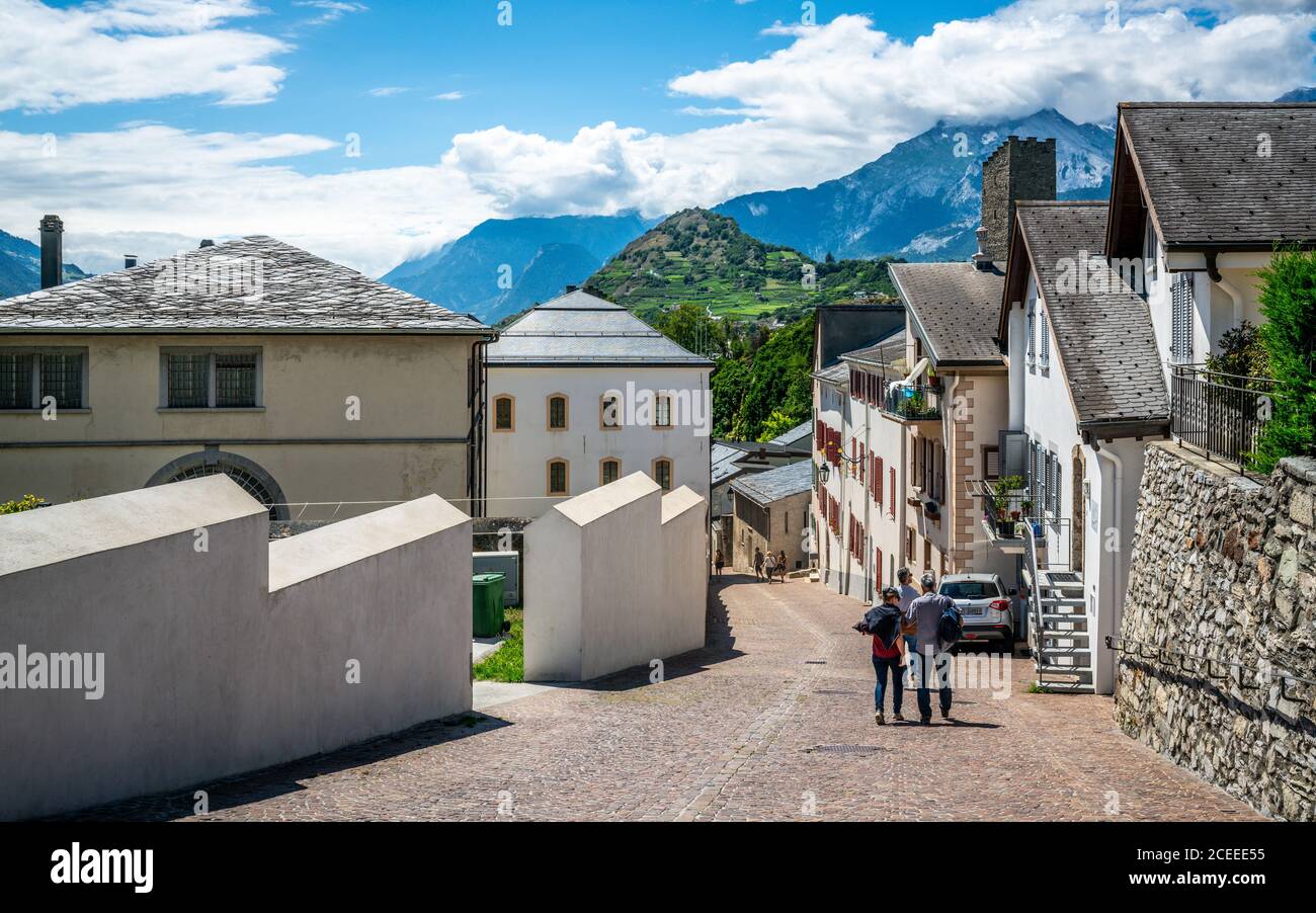 Sion Schweiz , 3. Juli 2020 : Schlösser Steiles Straßenbild mit Menschen und Panorama über die Stadt mit Hügel voller Weinberge in Sion Altstadt Wallis Stockfoto