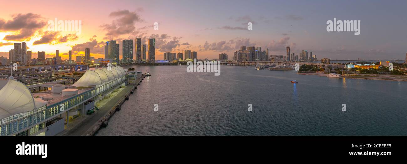 Sonnenuntergang über Miami vom Kreuzfahrtterminal Stockfoto