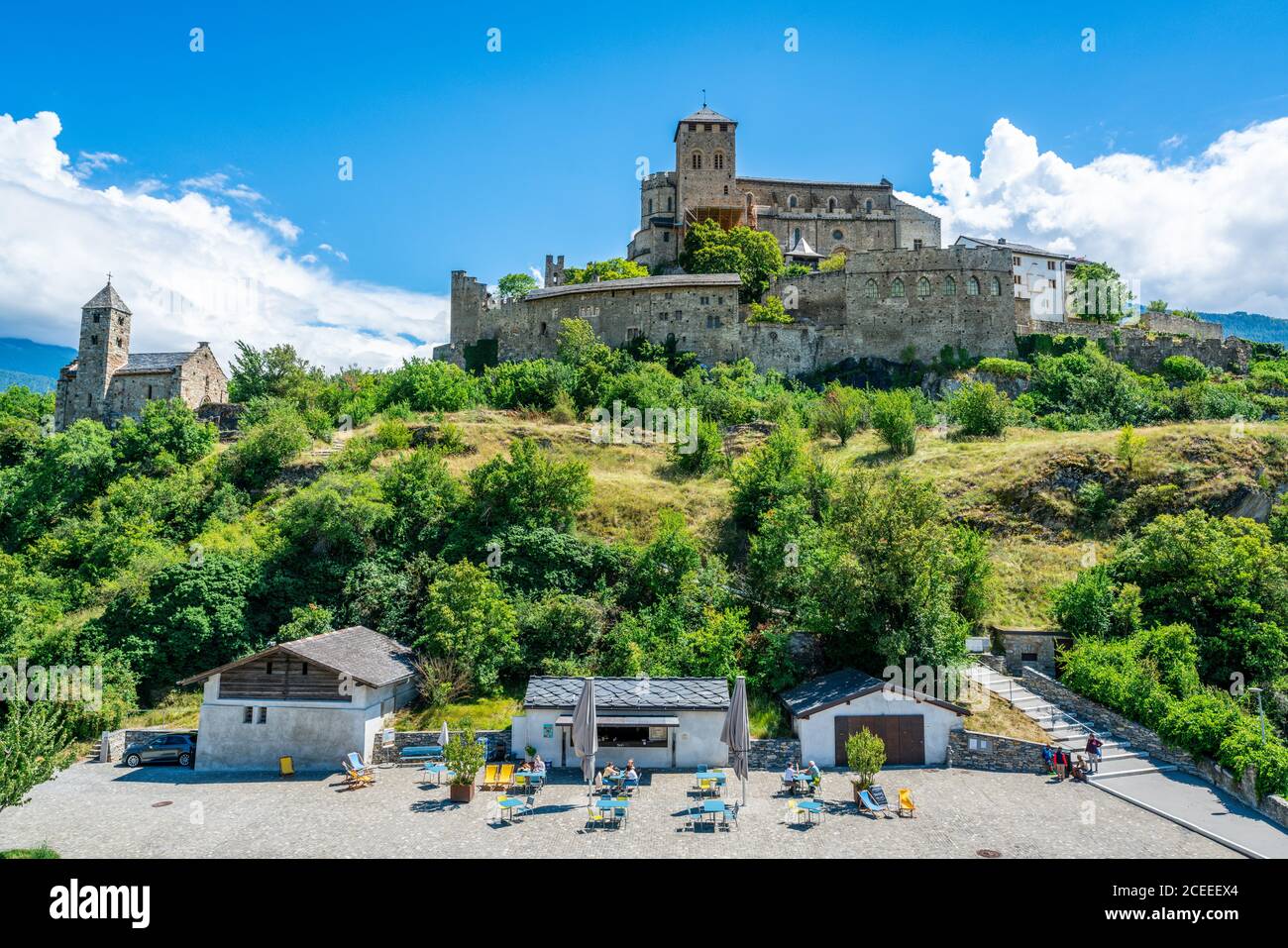 Sion Schweiz , 3. Juli 2020 : Panorama mit kleinem Café-Platz am Fuße des Hügels mit Valere Basilika auch Valere Schloss in Sion Wallis SW genannt Stockfoto