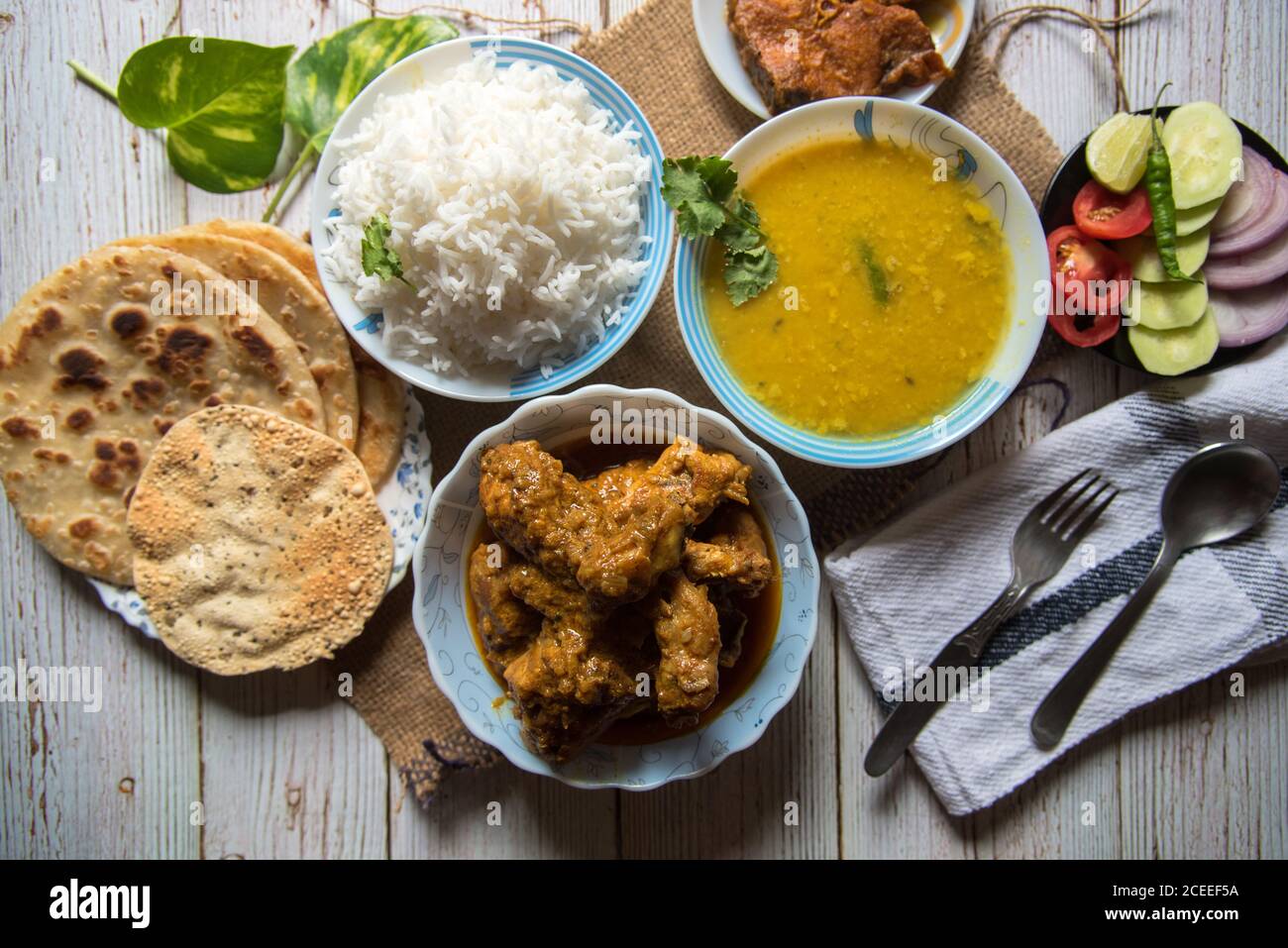 Draufsicht auf eine komplette indische Mahlzeit mit pflanzlichen und vegetarischen Zutaten. Stockfoto