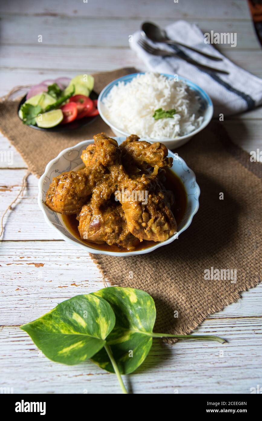 Indischer Stil gebratenes Huhn Curry mit Reis, eine beliebte Mahlzeit ...