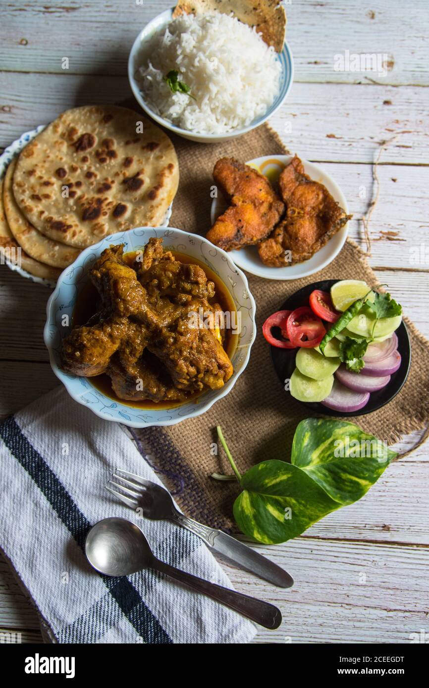 Indische Mahlzeit, fertig zum Essen, serviert in Schüsseln und Tellern Auf einem Hintergrund Stockfoto