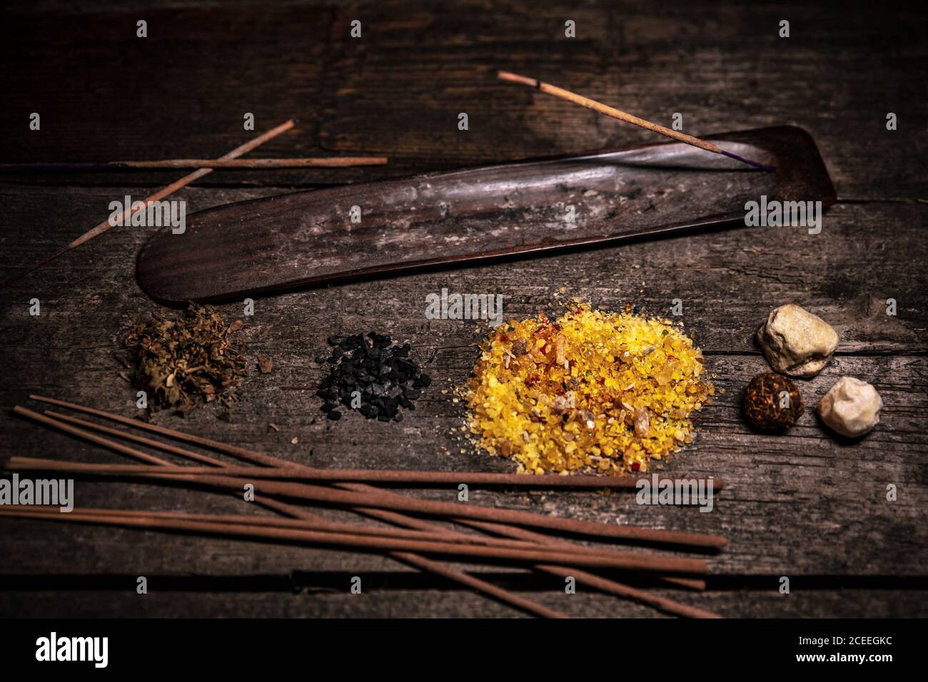 Esoterische und Meditationsinhaltsstoffe, Joss Sticks, Weihrauch und getrocknete Kräuter, Holzhintergrund Stockfoto