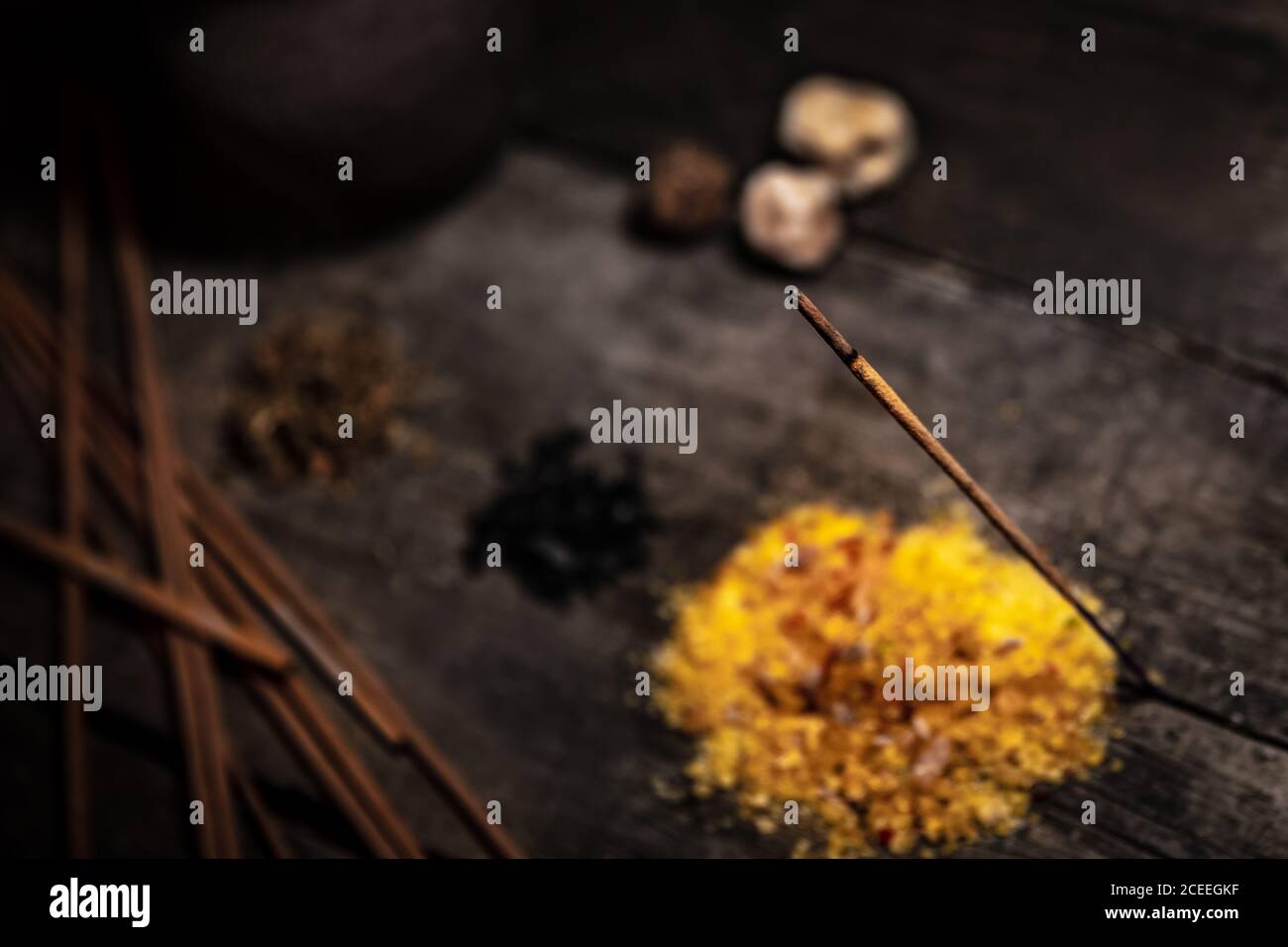 Harz, Styrax, getrocknete Kräuter und Weihrauch auf Holztisch, esoterische und Meditationsmaterialien Stockfoto