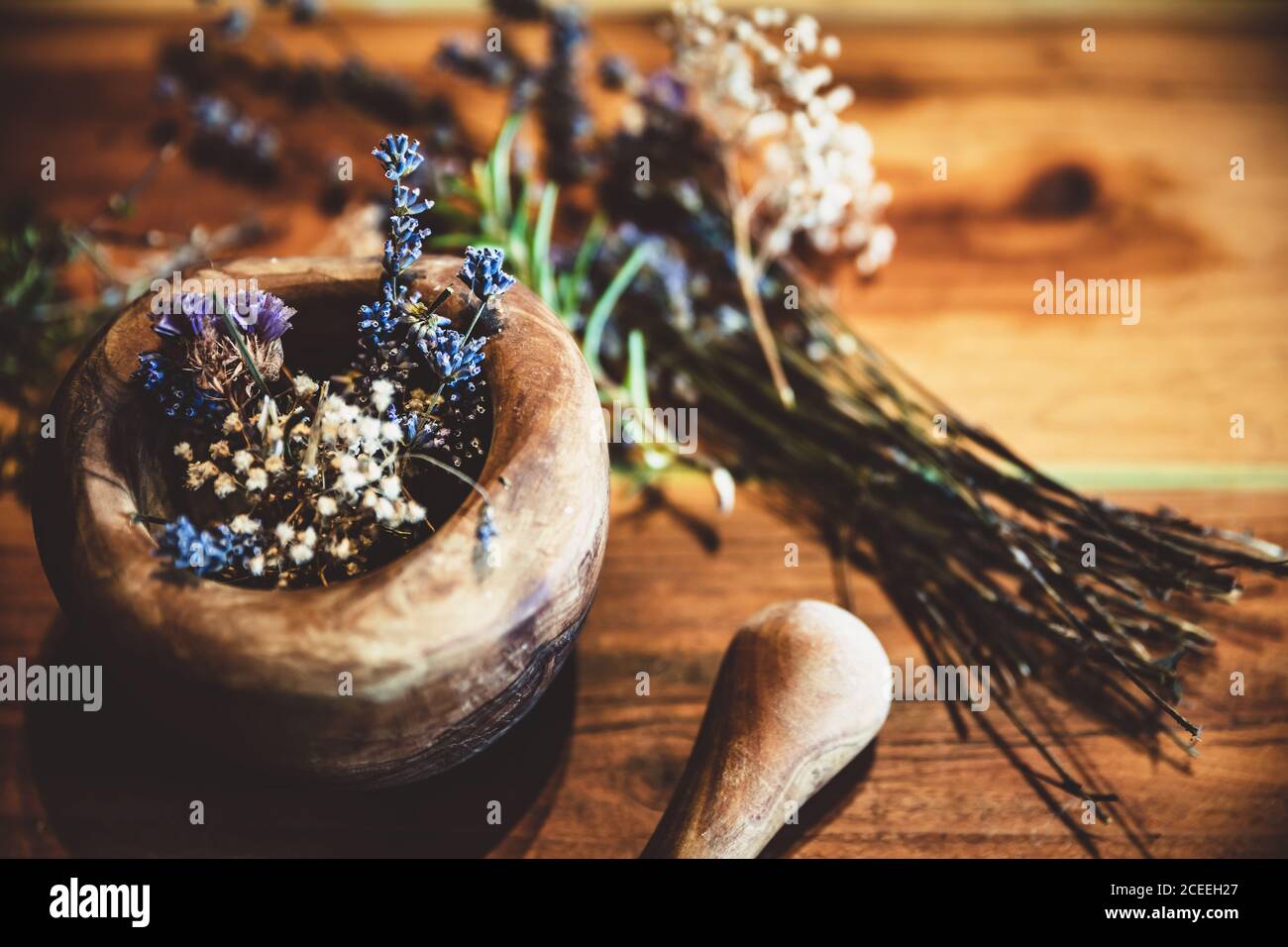 Rituelle Reinigung und Reinigung mit getrockneten Heilkräutern und Blumen, natürlicher Hintergrund Stockfoto