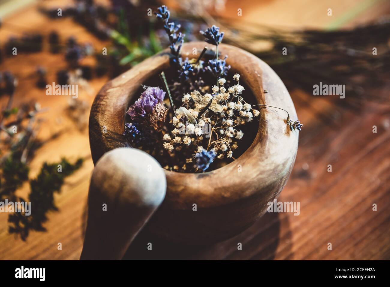 Mörser mit getrockneten Heilkräutern und Blumen, rituelle Reinigung und Reinigung, Nahaufnahme Stockfoto