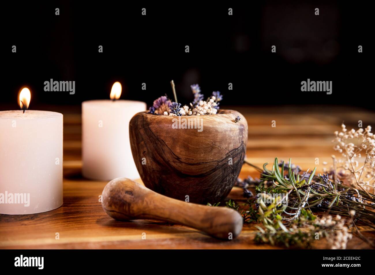 Mörser mit getrockneten Heilkräutern, Blumen und Kerzen, rituelle Reinigung und Reinigung, Copyspace Stockfoto
