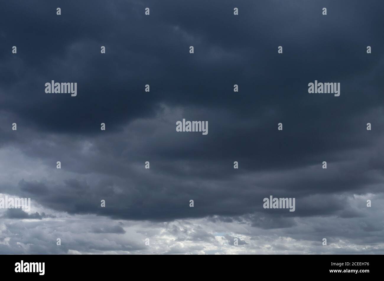 Dunkelgrauer stürmischer Himmel, norfolk, england Stockfoto