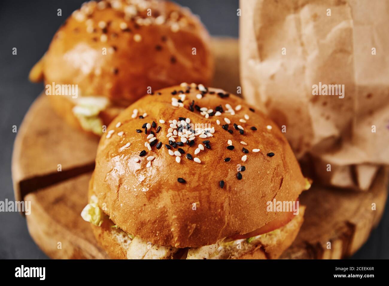 Zwei Burger und pommes auf dem Tisch auf dunklem Hintergrund, Draufsicht Stockfoto