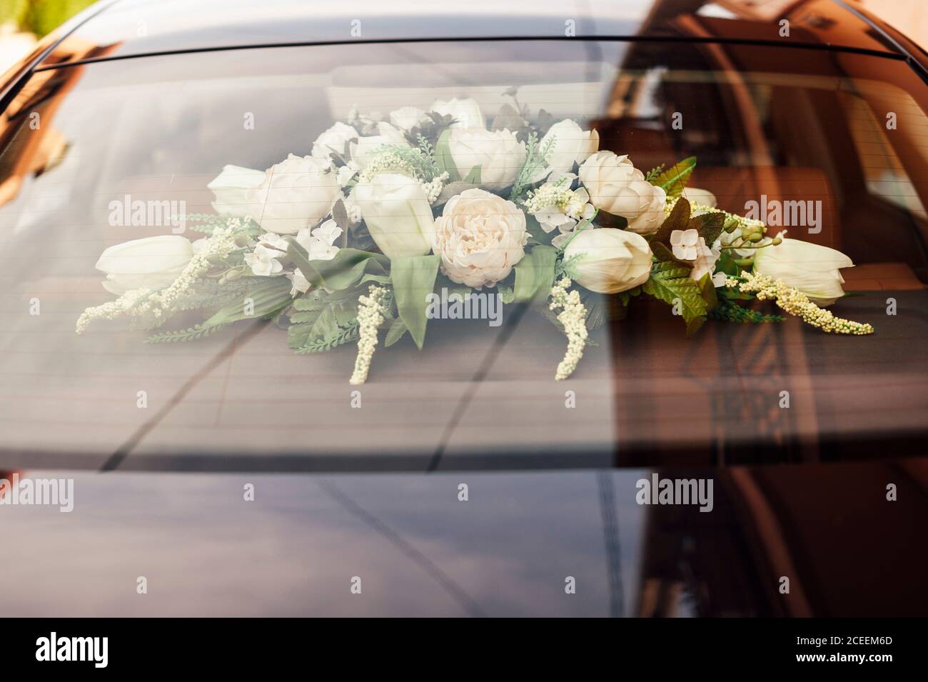 Weiße Blumen Dekoration für die Hochzeit im schwarzen Auto Stockfotografie  - Alamy