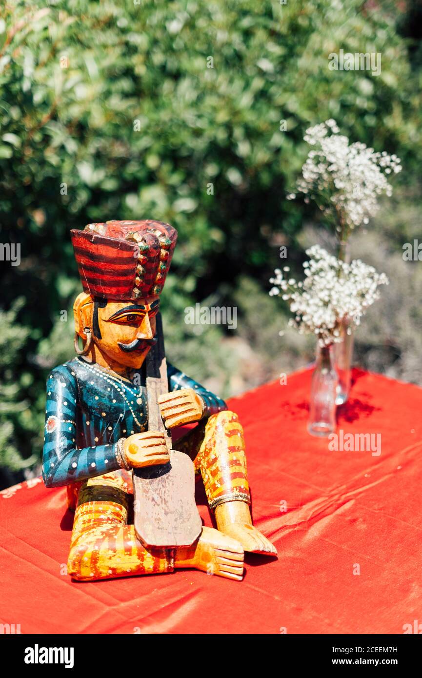 Vintage Pfeifen Mann Figur und Flaschen mit rustikalen weißen Blumen. Stockfoto