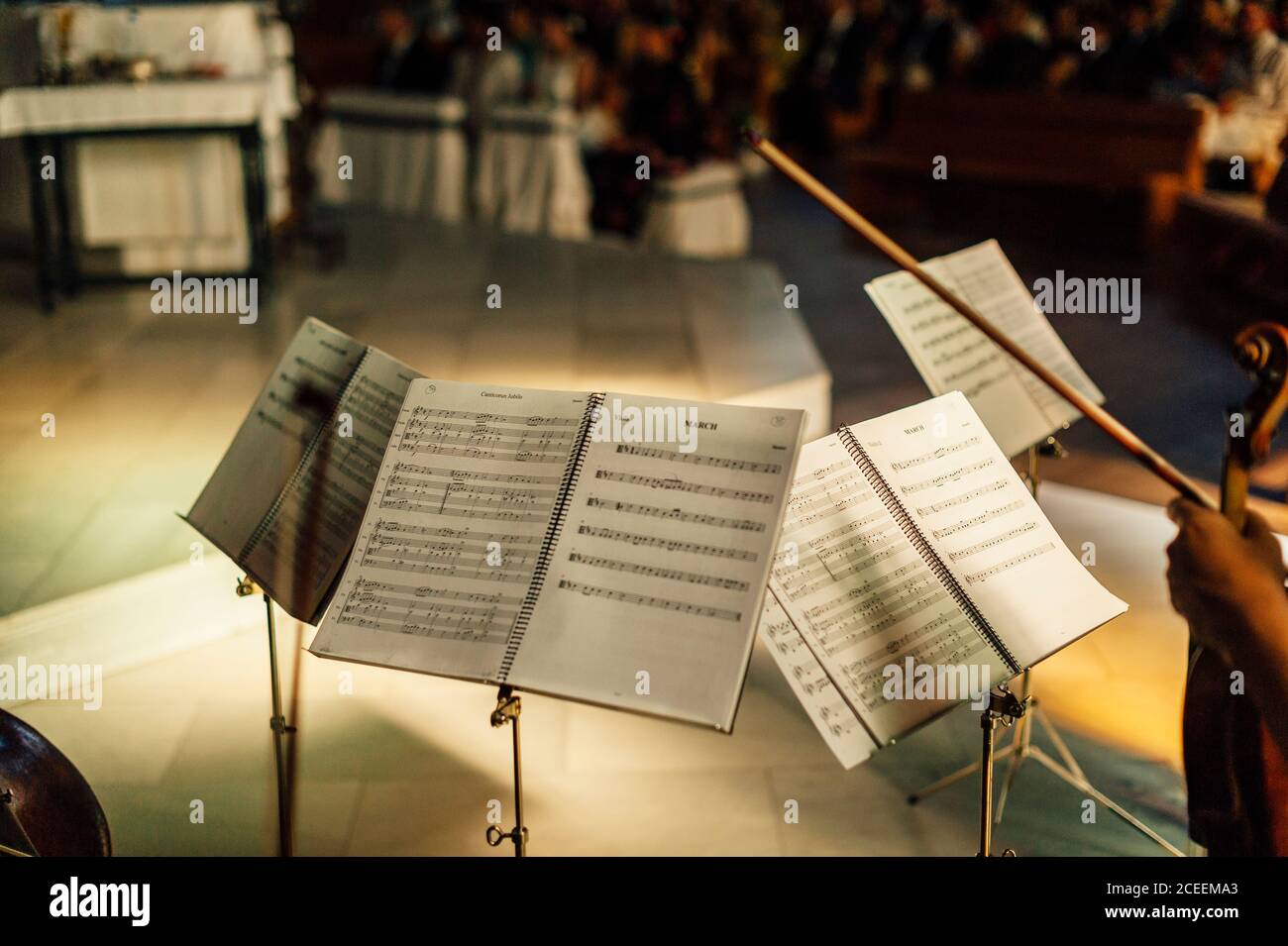 Notenblätter auf den Ständen auf der Bühne. Stockfoto