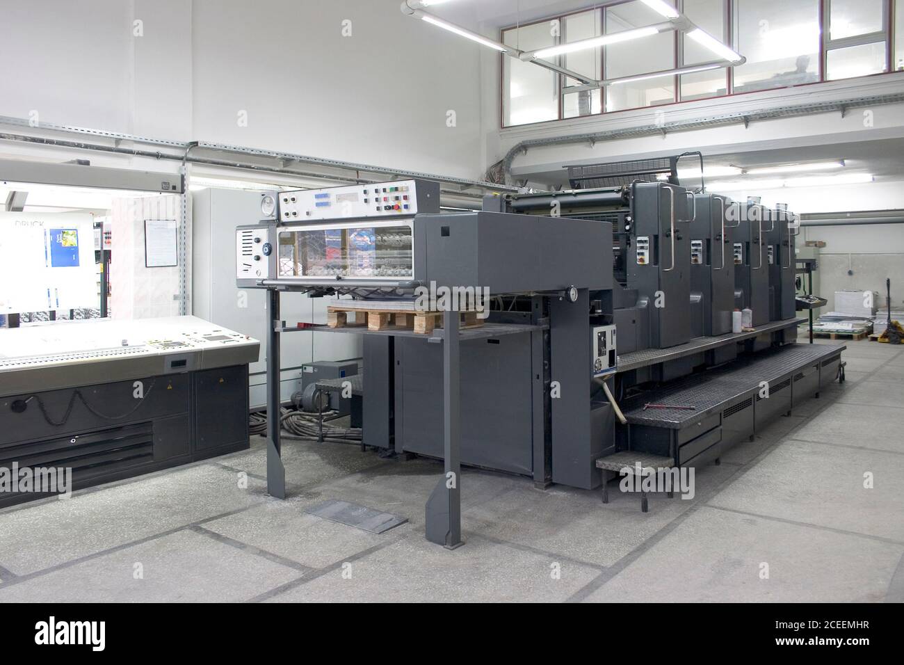 Zwei, vier und fünf Druckmaschinen im Offsetdruck. Offsetdruckmaschinen. Zwei, vier und fünf Einheiten. Stockfoto