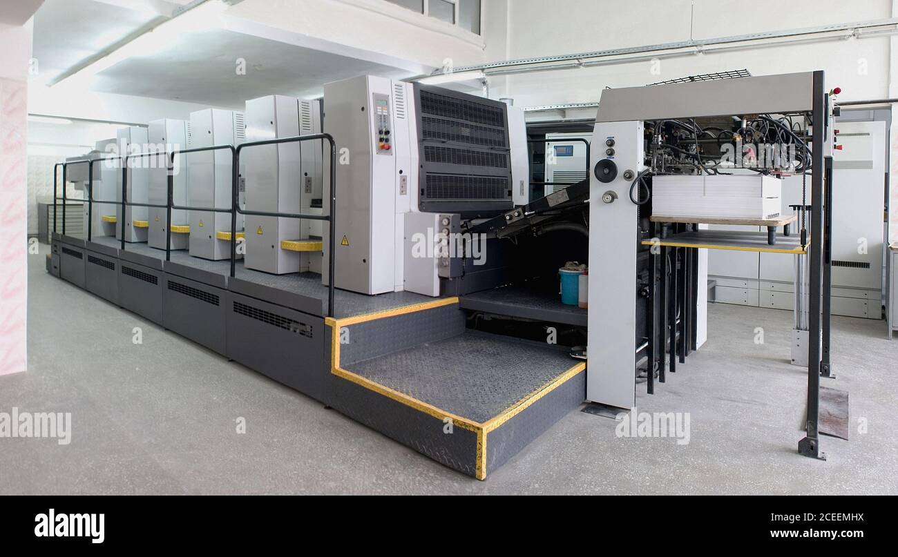 Zwei, vier und fünf Druckmaschinen im Offsetdruck. Offsetdruckmaschinen. Zwei, vier und fünf Einheiten. Stockfoto