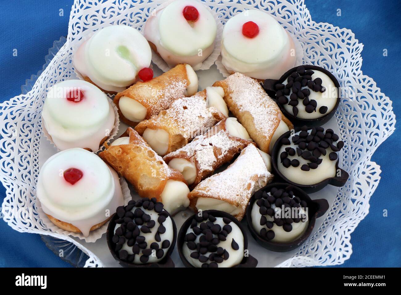 Auswahl an italienischem Gebäck, das Sie genießen können. Sizilianische Cassata, sizilianische Cannoli Stockfoto