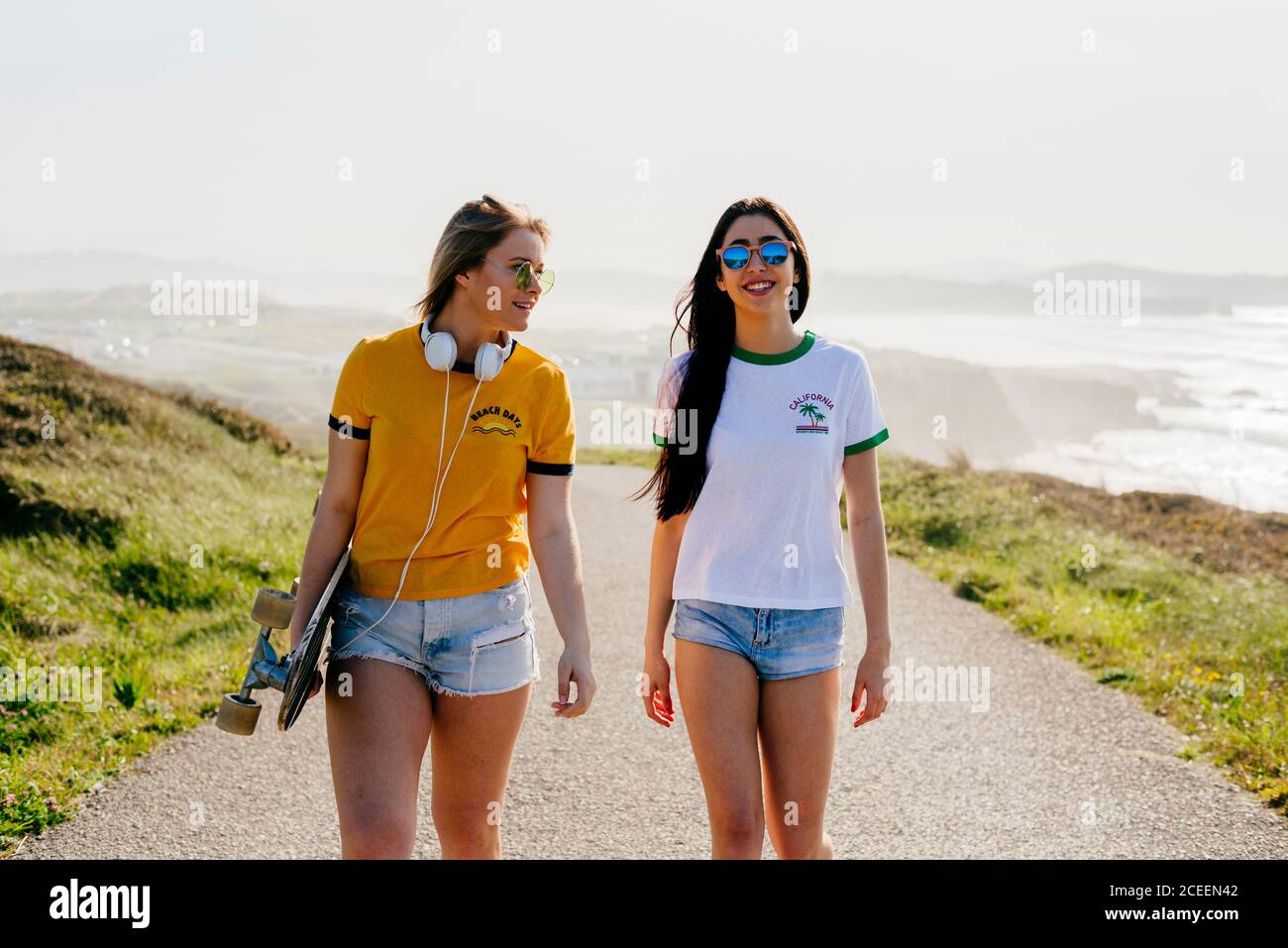 Stilvolle selbstbewusste Mädchen im Sommer Stockfoto