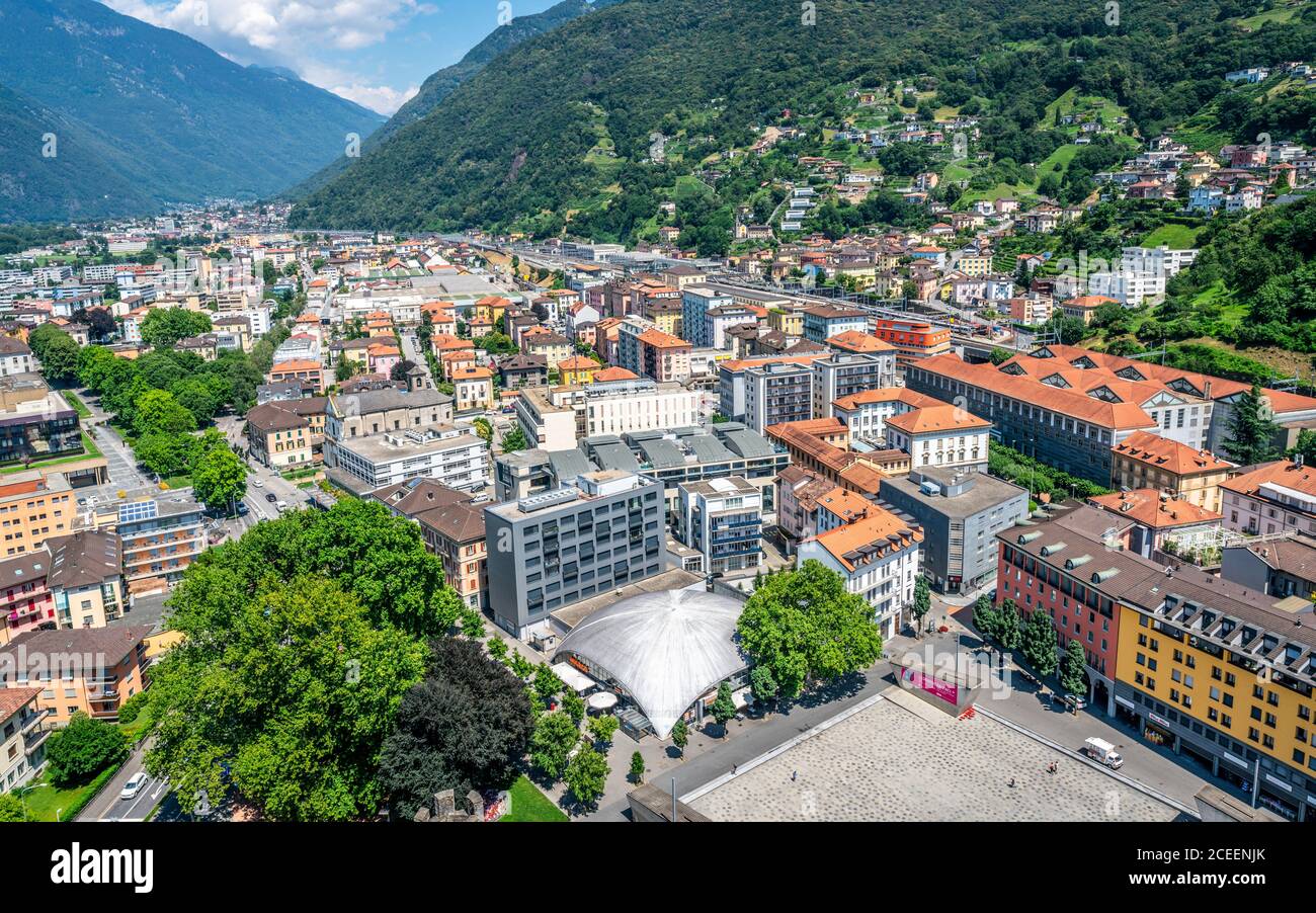 Bellinzona Schweiz , 30. Juni 2020 : Luftbild der Stadt Bellinzona im Kanton Tessin Schweiz Stockfoto