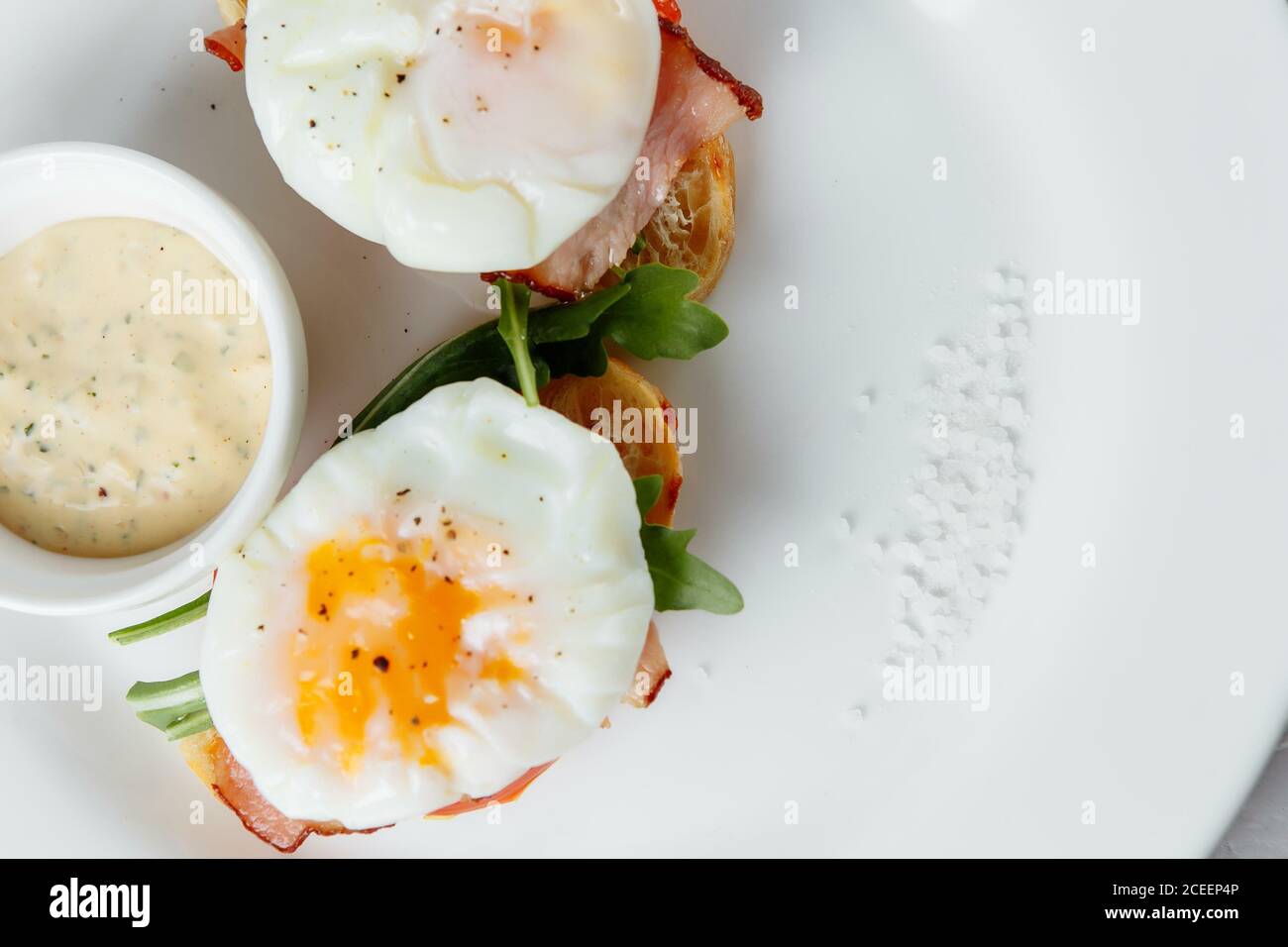 Sandwich mit Eiertomate und Speck. Ein leckeres Frühstück Stockfoto