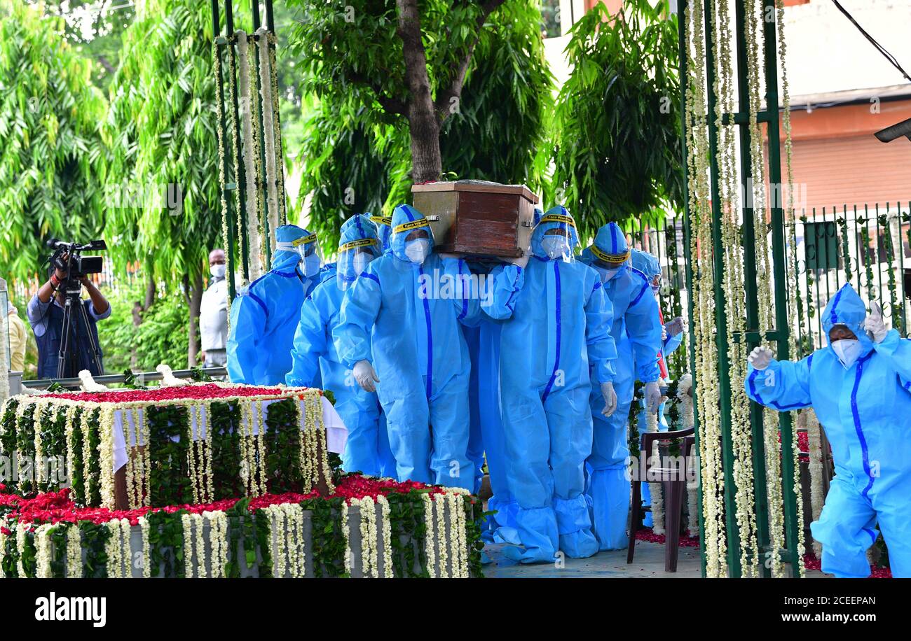 Neu Delhi, Indien. September 2020. Der ehemalige Präsident von Indien Pranab Mukherjee legte mit voller militärischer Ehre zur Ruhe. Pranab hatte COVID19 positiv getestet und am 10. August im Armeekrankenhaus operiert. Soldaten der Armee tragen die sterblichen Überreste des ehemaligen Präsidenten Pranab Mukherjee während seiner Beerdigungszeremonie auf dem Gelände der Lodhi Road in Neu-Delhi wurden die sterblichen Überreste des ehemaligen Präsidenten Pranab Mukherjee zum Lodhi Crematorium gebracht. Aufgrund des COVID-Protokolls. Dienstag, 1. September 2020. Stockfoto