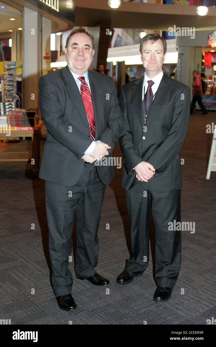 Prestwick, Ayrshire Scotland 11 Mar 2008 : Alex Salmond SNP Schottischer erster Minister beim Start der Flughäfen in Glasgow Prestwick Economic Benefit Study, hier mit Mark Rodwell Chief Executive des Flughafens Stockfoto