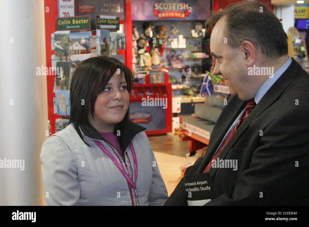 Prestwick, Ayrshire Scotland 11 Mar 2008 : Alex Salmond SNP Scottish First Minister at Launch of Glasgow Prestwick Airports Economic Benefit Study mit Mitarbeiter am Flughafen Stockfoto