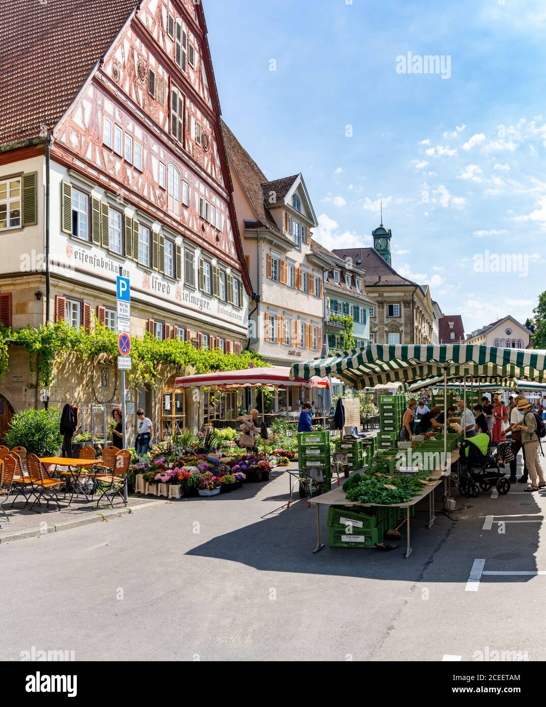 Esslingen, BW - 22. Juli 2020: Auf dem Wochenmarkt auf dem Esslinger Stadtplatz am Neckar kaufen die Menschen gerne Lebensmittel ein Stockfoto