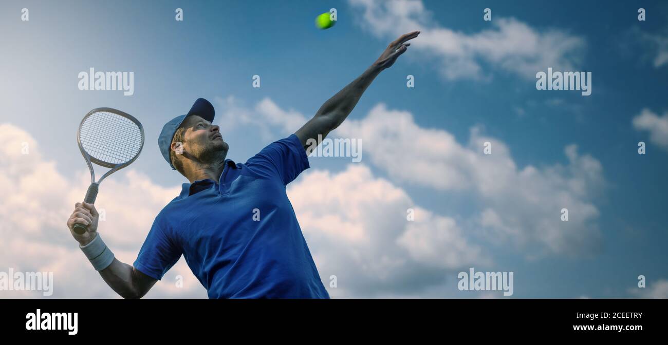 Männliche Tennisspieler schlagen Ball mit Schläger gegen blauen Himmel. Banner Kopie Raum Stockfoto
