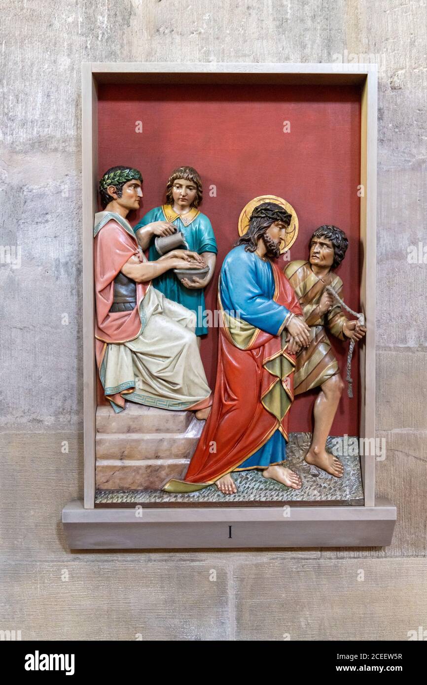 Esslingen, BW - 22. Juli 2020: Ansicht eines biblischen Gemäldes im Kirchenschiff des St. Paul Münster in Esslingen Stockfoto