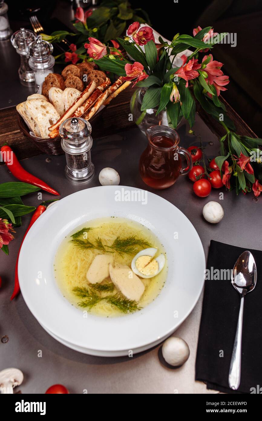 Eine weiße Schüssel gefüllt mit köstlicher Hühnchen-Nudelsuppe Stockfoto