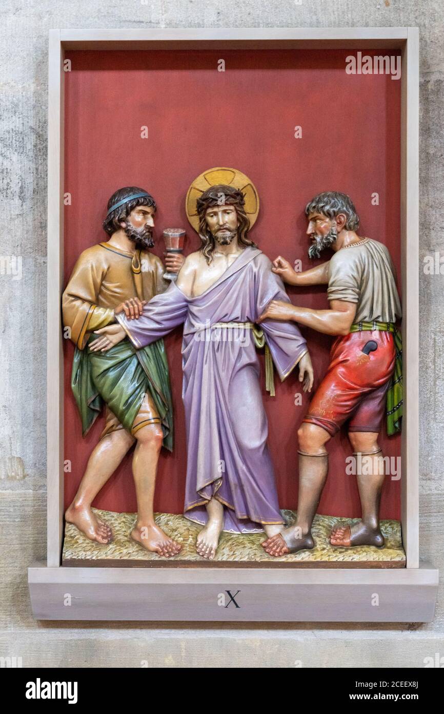 Esslingen, BW - 22. Juli 2020: Ansicht eines biblischen Gemäldes im Kirchenschiff des St. Paul Münster in Esslingen Stockfoto