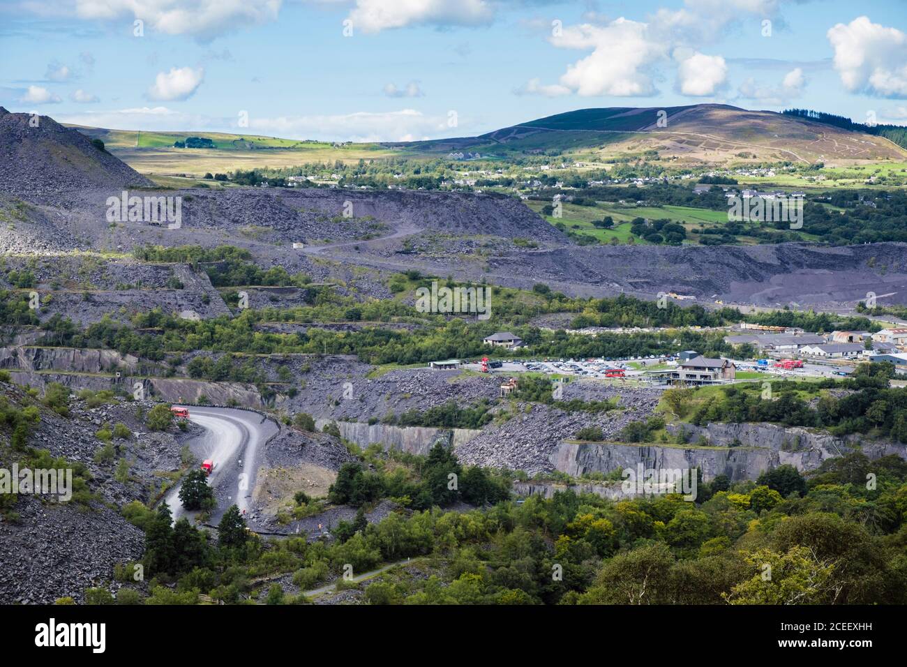 Fernsicht zum Zip World Center im Penrhyn Quarry. Bethesda, Gwynedd, Wales, Großbritannien Stockfoto
