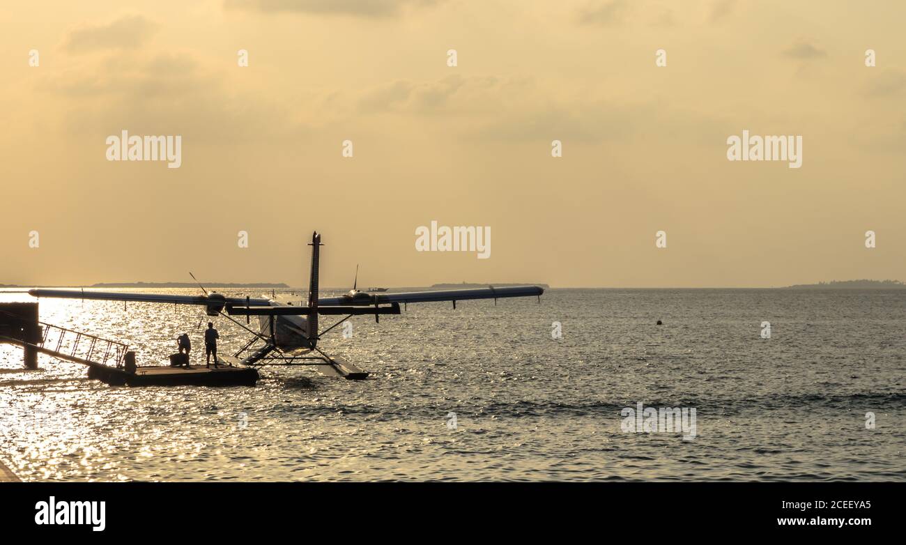 Wasserflugzeug dockte im Resort an. Stockfoto