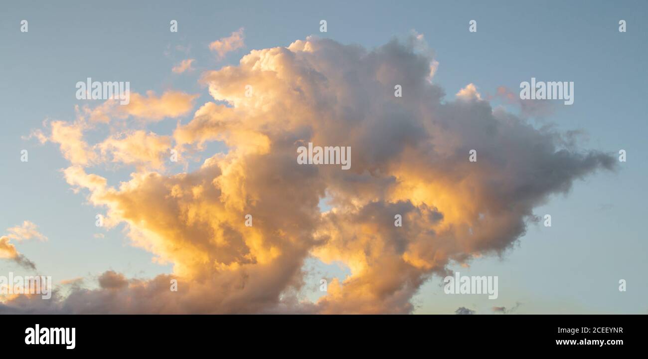 Dramatische Wolken am Sonnenuntergangshimmel Stockfoto