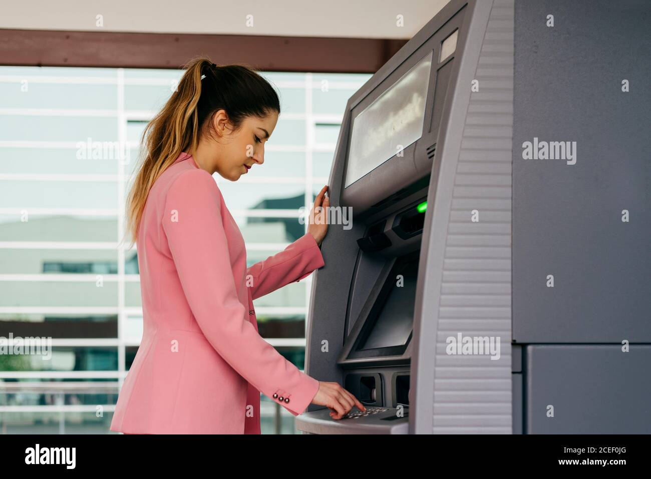 Frau mit Geldautomat zuschneiden Stockfoto