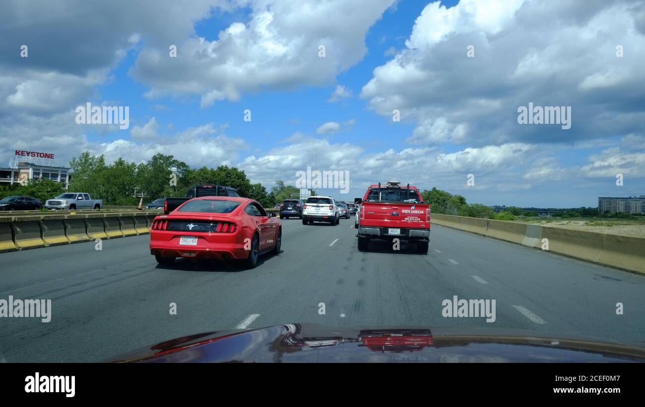 Boston, Massachusetts, I 95 Verkehr, zwei rote Autos Stockfoto