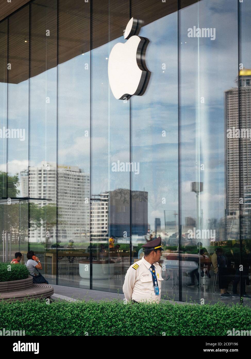 Bangkok, Thailand, Südostasien - der erste Apple Store Bangkok. Sicherheitsbeamter in Icon Siam, einem Einkaufszentrum am Ufer des Chao Phraya Flusses. Stockfoto