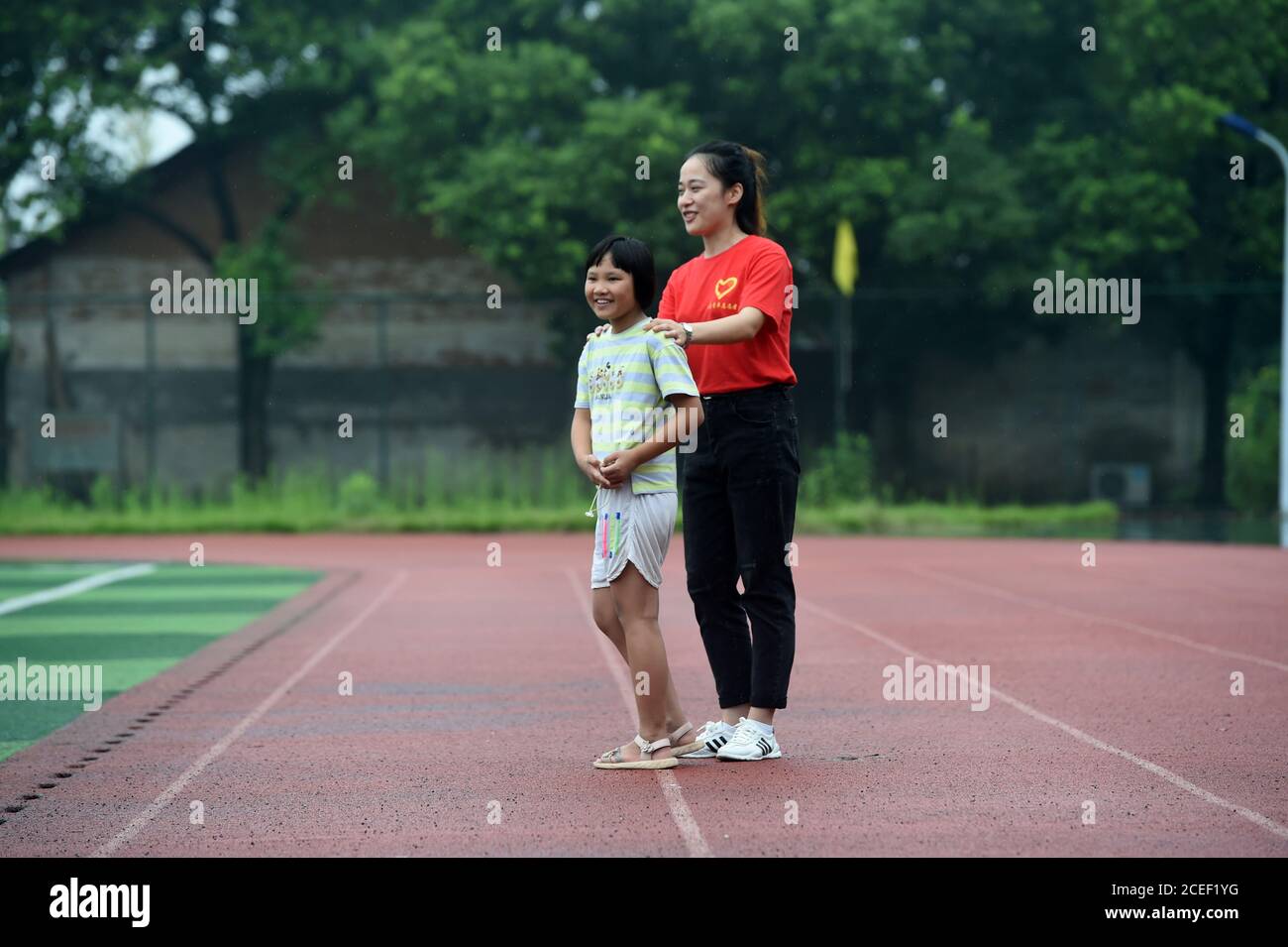(200901) -- HEFEI, 1. September 2020 (Xinhua) -- Lu Suzi (L) spielt mit einem Freiwilligen an einem Umzugsort im Landkreis Feidong, Hefei, ostchinesische Provinz Anhui, 28. Juli 2020. Lu Suzi, geboren 2011, ist Grundschüler im Landkreis Feidong. In diesem Juli wurden sie und ihre Familie unter der Androhung schwerer Überschwemmungen an einen sicheren Umzugsort evakuiert, wo sie von Freiwilligen sorgfältig betreut und betreut wurden. Als die Flutwasser zurückgingen, begann Lu Suzis Leben wieder normal zu werden. Die Zentralschule in Changlinhe Schulbereich offiziell eröffnet am Montag und Lu, der eine Klasse-vier-Schüler geworden ist, Stockfoto