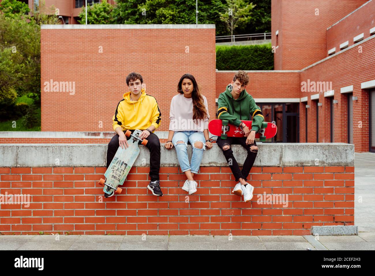 Teenager mit Skateboards am Zaun Stockfoto