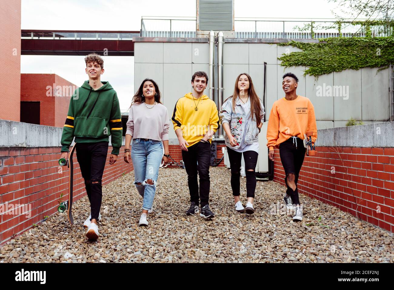 Gruppe von Jugendlichen auf der Straße Stockfoto