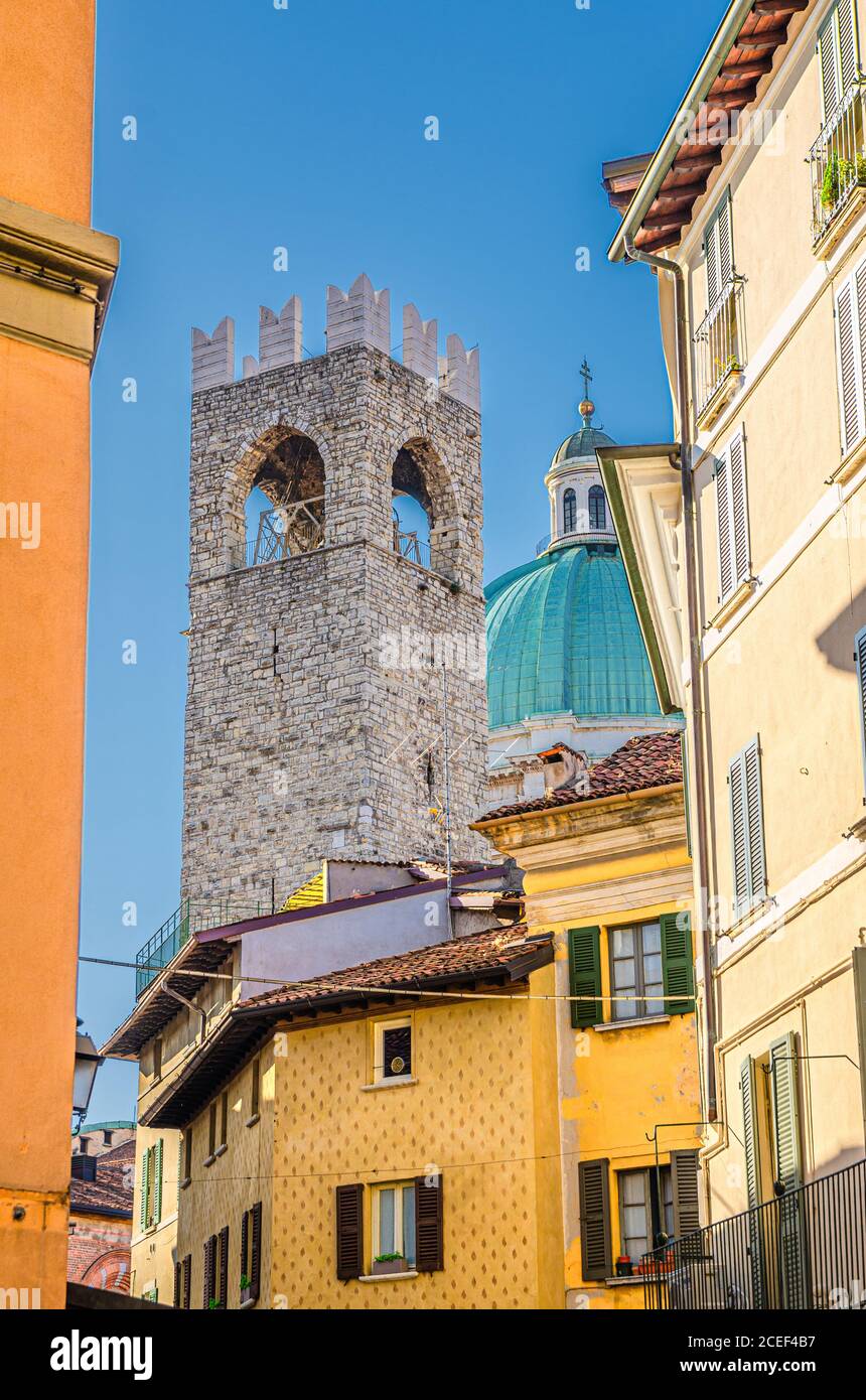 Kuppel von Santa Maria Assunta Neue Kathedrale, Duomo Nuovo römisch-katholische Kirche und Turm des Palazzo del Broletto Palast, Blick zwischen Gebäuden, Brescia Altstadt, Lombardei, Norditalien Stockfoto