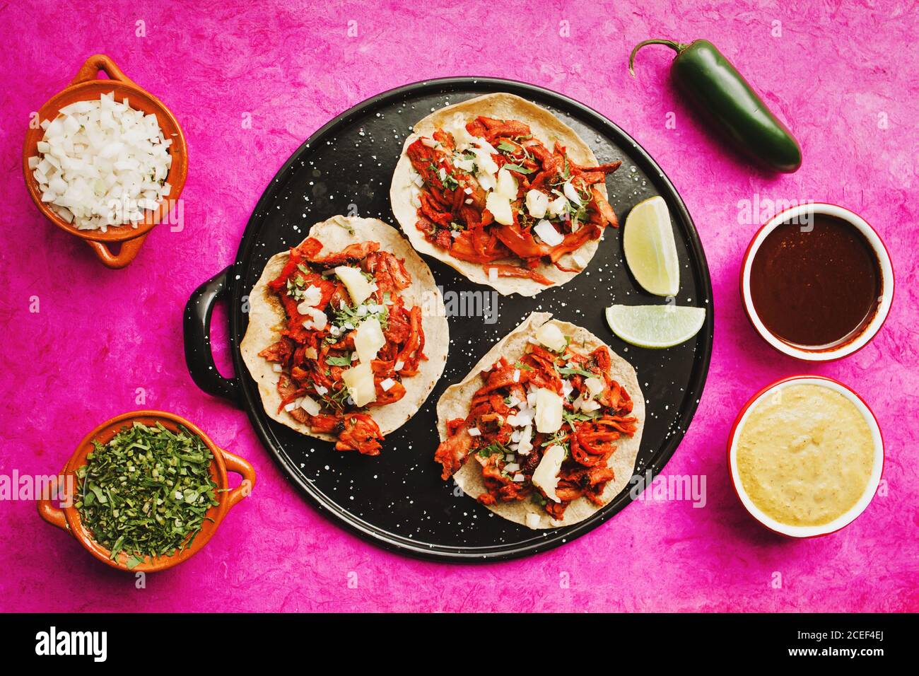 Pfeffer und Kalk in der Nähe von Tacos al Pastor und Saucen Stockfoto