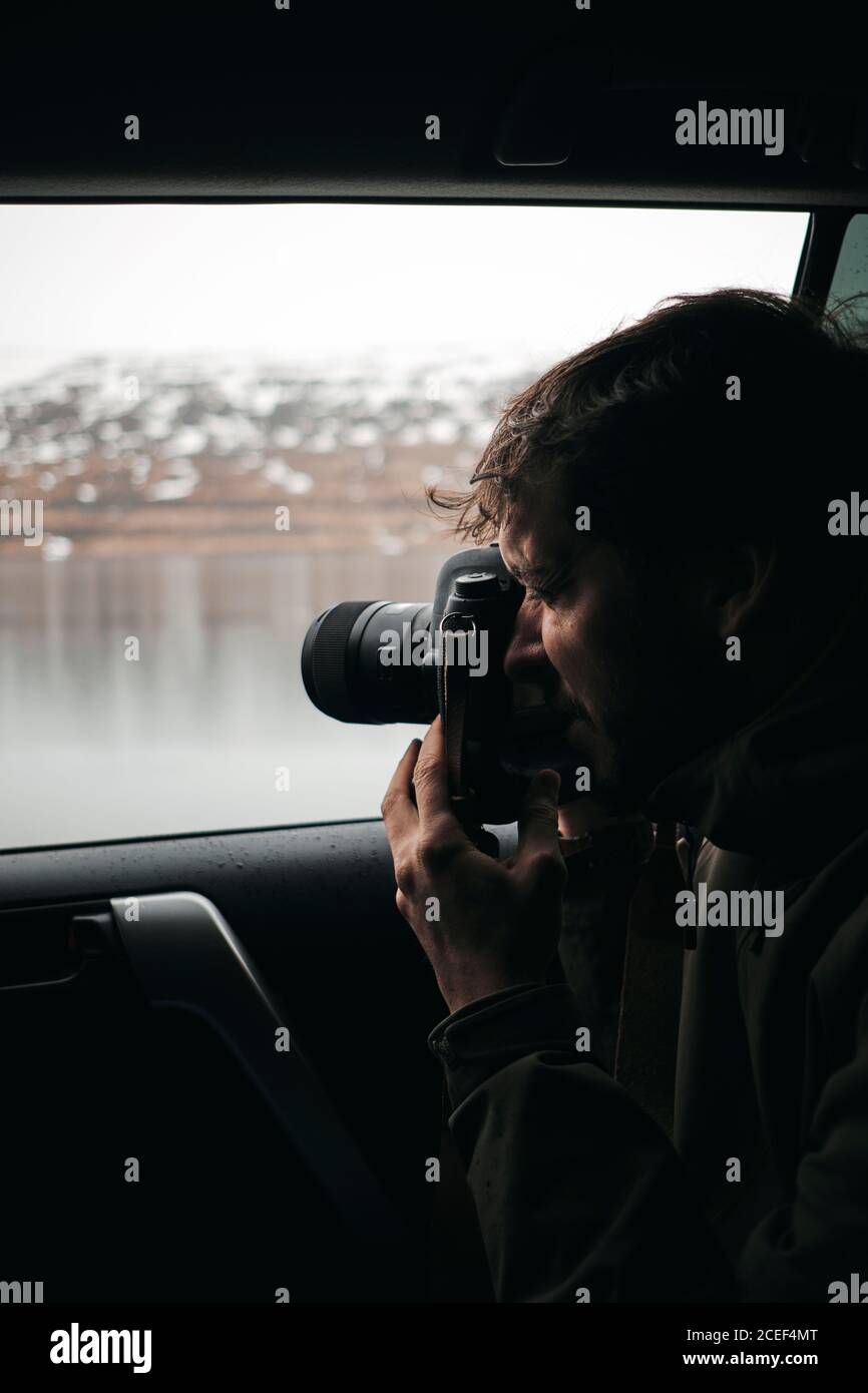 Fotograf, der aus dem Auto fotografiert Stockfoto