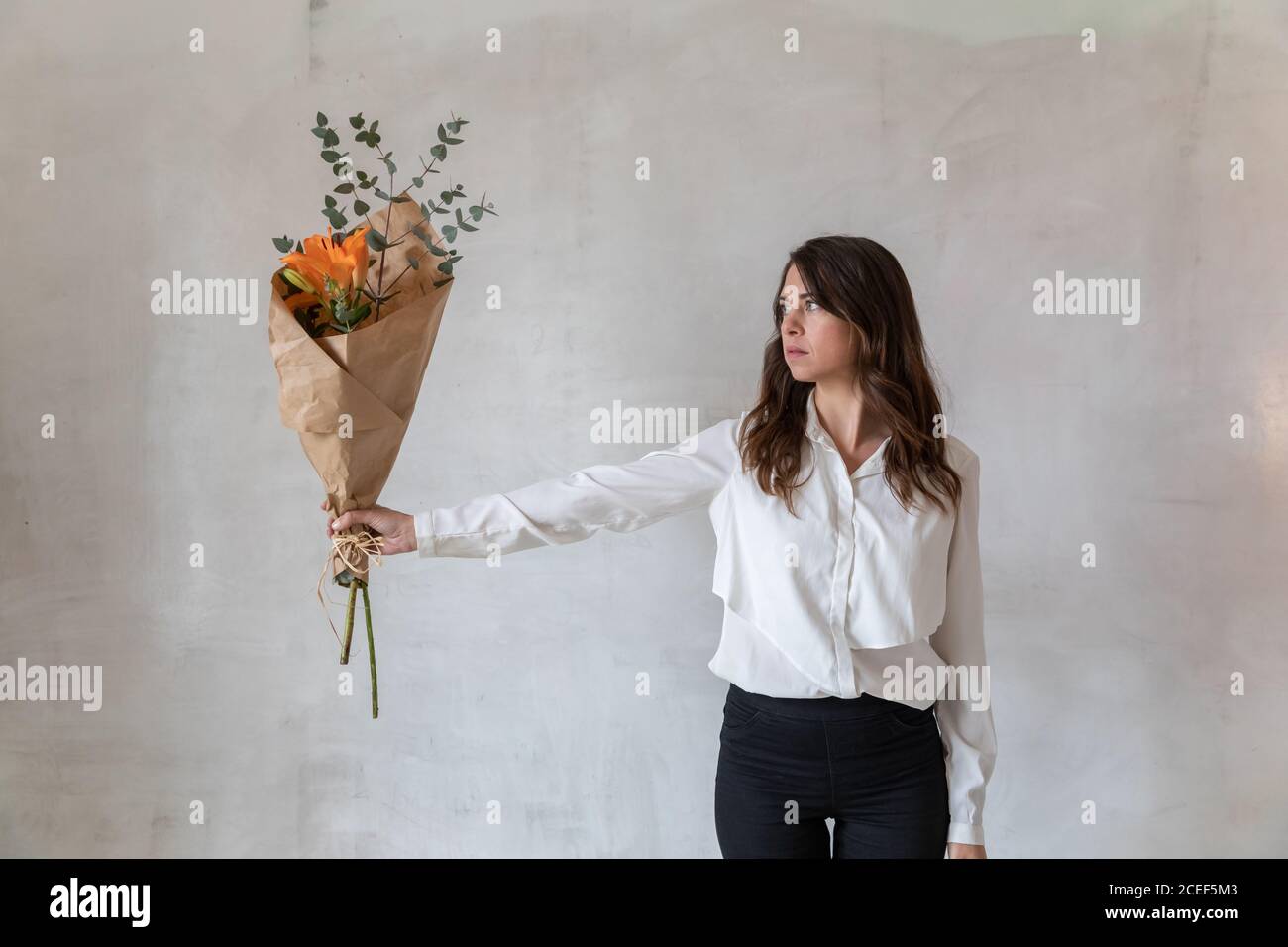 Junge Frau mit einem Blumenstrauß Stockfoto