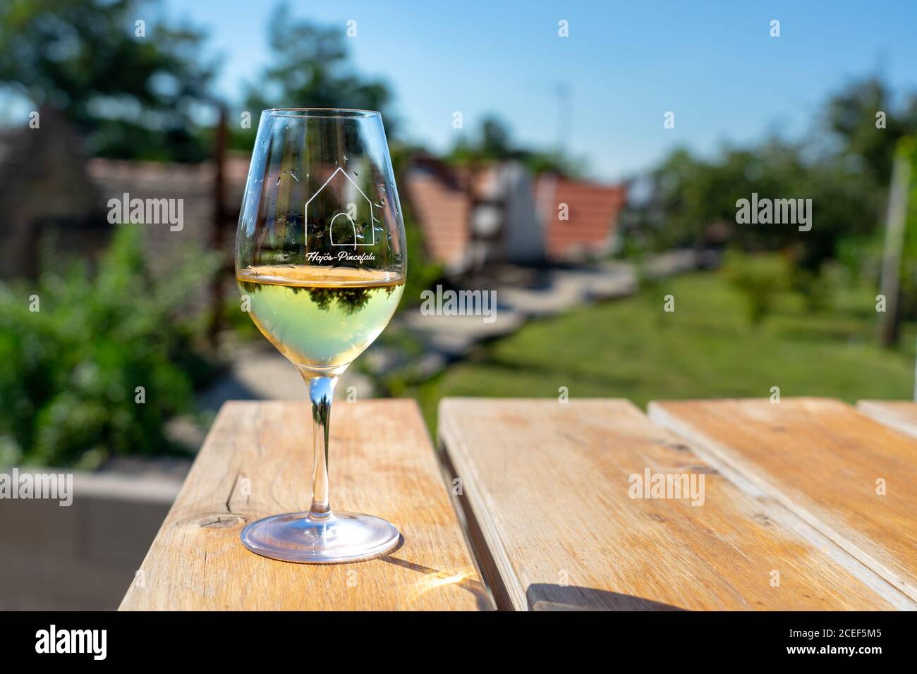 Hajos, Ungarn - 08.21.2020: Weißwein trinken in Hajos Keller Dorf auf einer Terrasse mit Dach Pincefalu bedeutet Keller Dorf Stockfoto