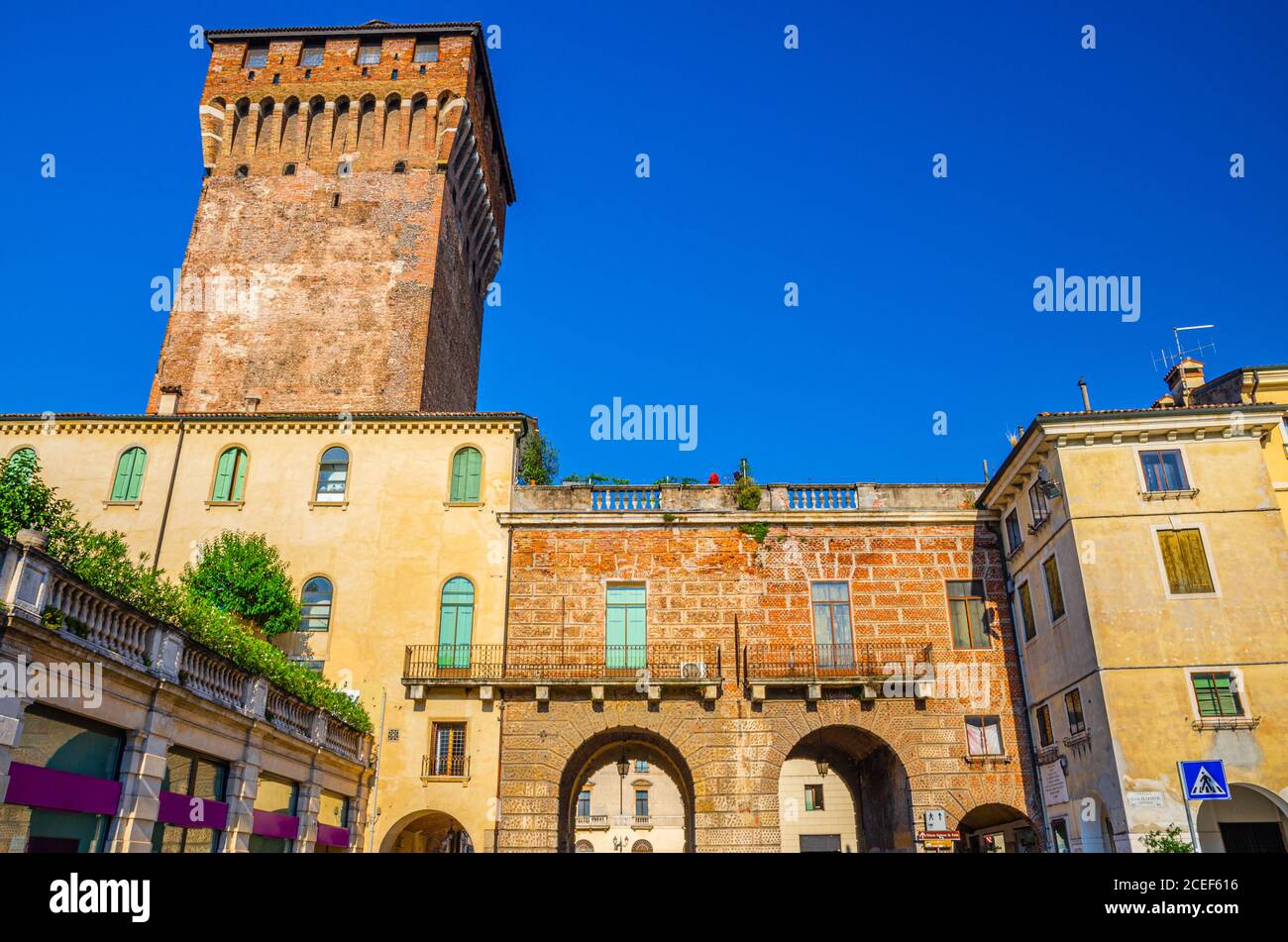 Porta Castello Turm Torre und Tor Terrazza Torrione Backsteingebäude in alten historischen Stadtzentrum von Vicenza Stadt, blauer Himmel Hintergrund, Region Venetien, Italien Stockfoto
