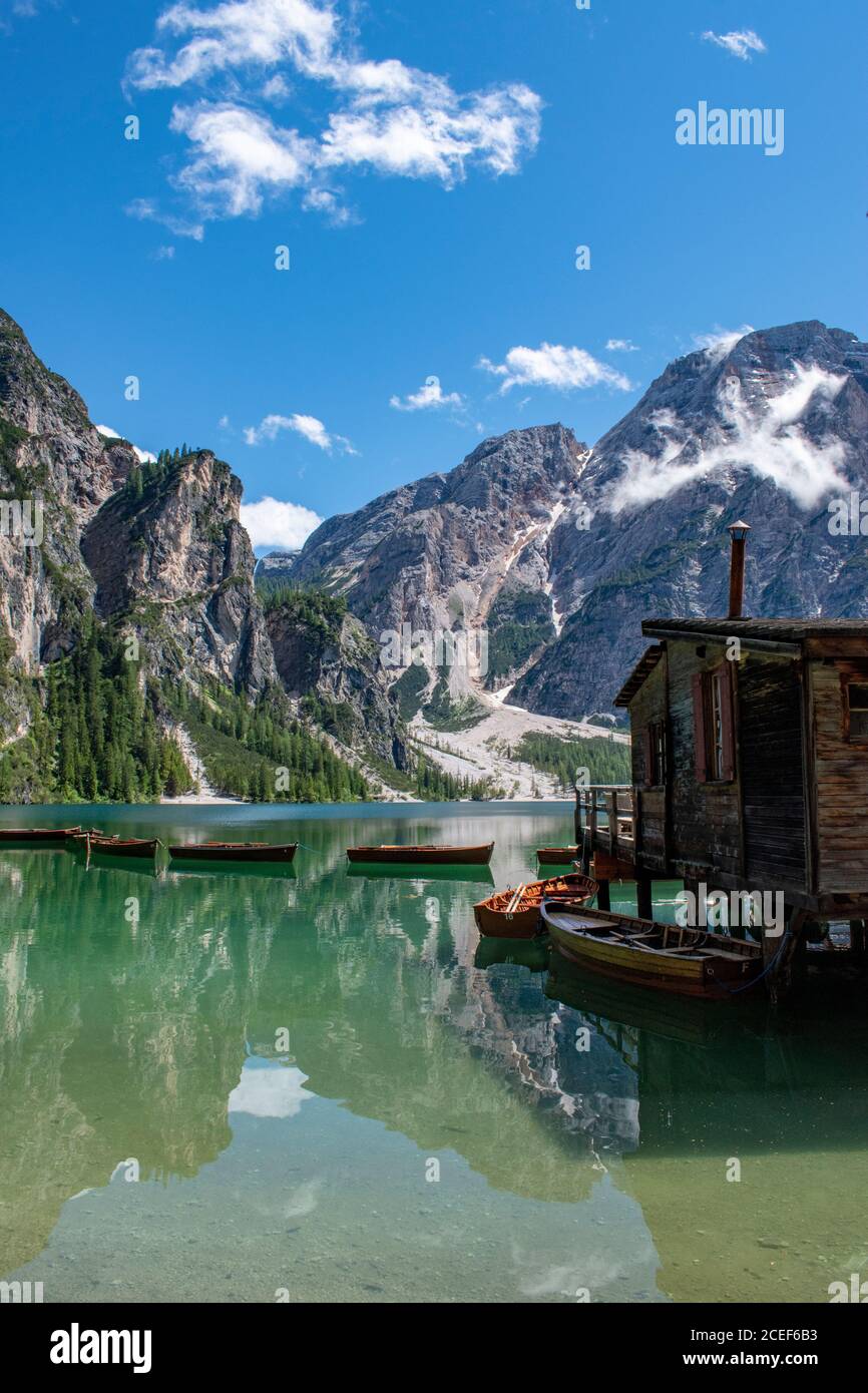 Blick auf den Pragser See, Pragser Wildsee, Pragser Dolomiten, Südtirol, Italien. Detail von Ruderbooten, die in einer Linie auf unberührtem Wasser festgemacht sind Stockfoto