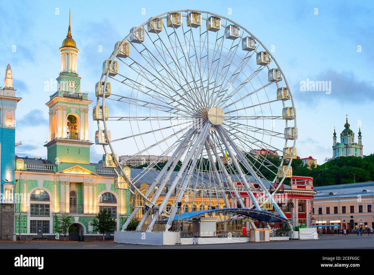 Riesenrad auf Kontraktova Platz, touristisches Gebiet, Dämmerung, beleuchtete Architektur in der Dämmerung, Kiew, Ukraine Stockfoto