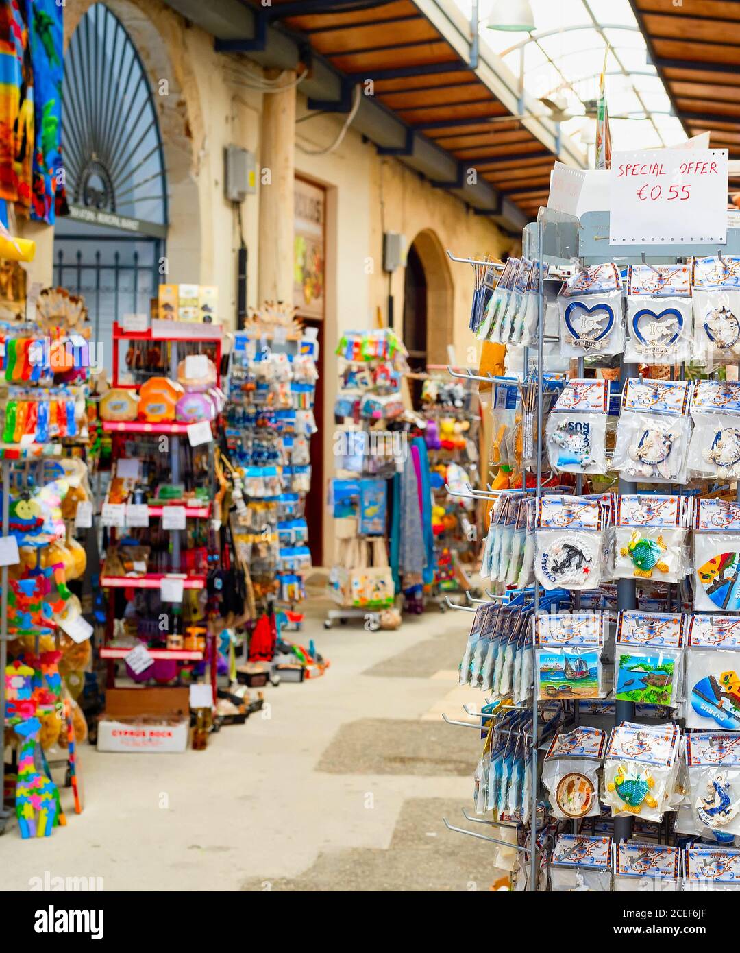 LARNACA, ZYPERN - 16. FEBRUAR 2019: Bunte Geschenkmagnete, Küchentücher auf Ständen am Souvenirmarkt im touristischen Zentrum von Larnaca Stockfoto
